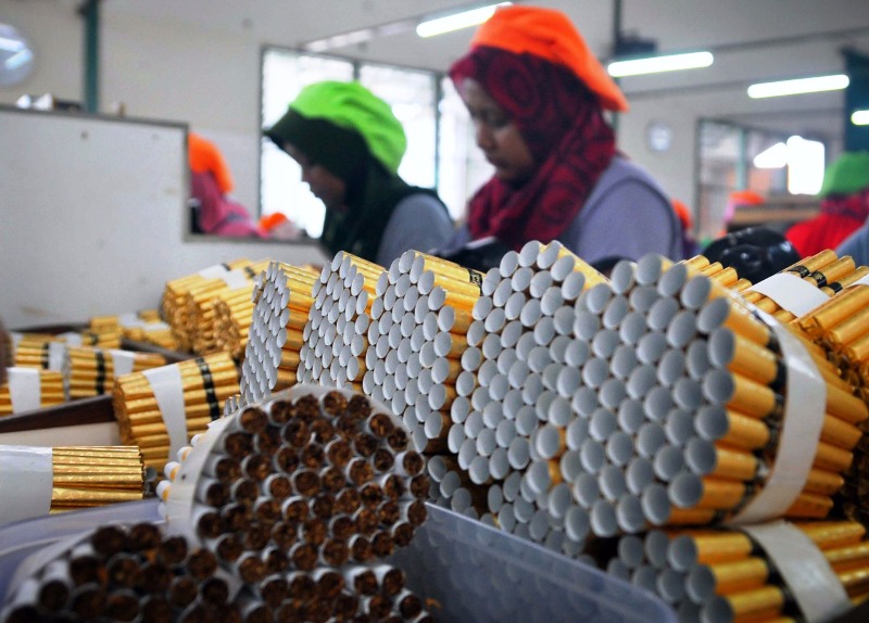 Kenaikan Cukai Tembakau Ancam Buruh Linting Rokok