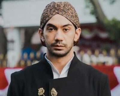 Bahkan di Acara Upacara 17-an Reza Rahadian Tampil Mengesankan (Sumber Liputan 6)