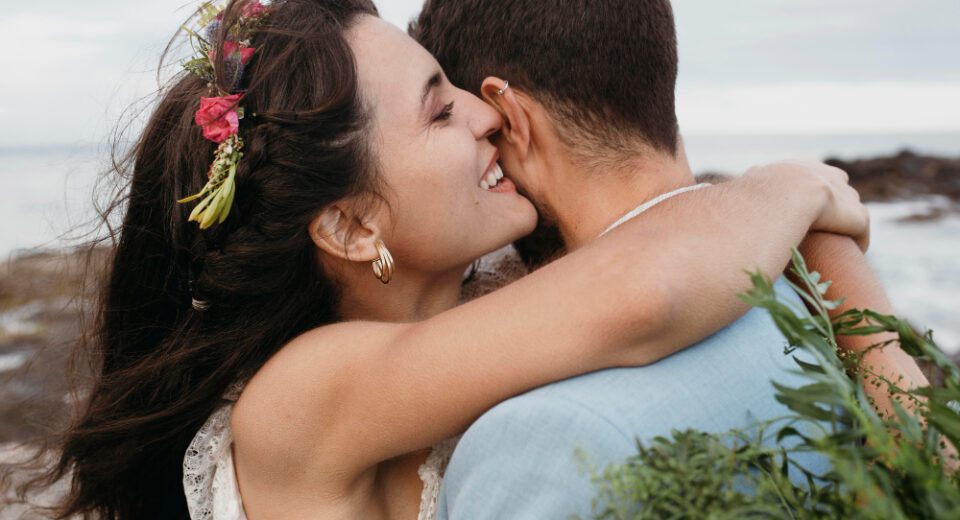 Bali, dengan pantainya yang berkilau dan pemandangan alamnya yang memukau, benar-benar merupakan surga bagi pasangan yang ingin melangsungkan pernikahan