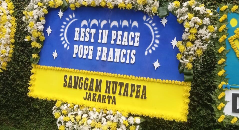 Karangan Bunga duka cita untuk Paus Fransiskus (Pope Francis atau Papa Fransiskus) di Kedutaan Besar Vatikan di Jakarta. (Foto ist)