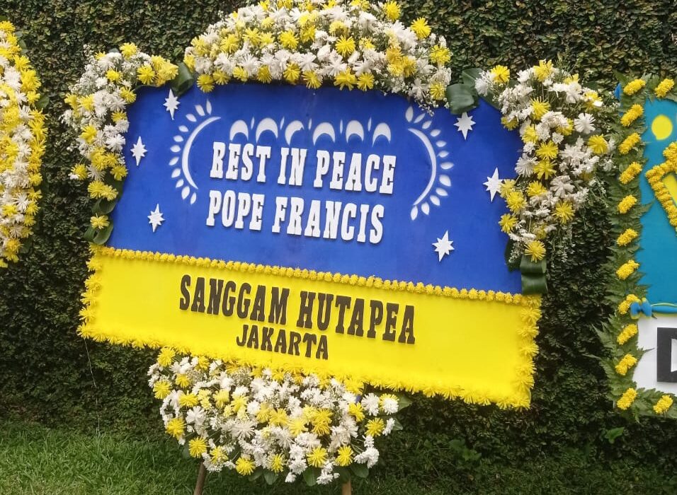 Karangan Bunga duka cita untuk Paus Fransiskus (Pope Francis atau Papa Fransiskus) di Kedutaan Besar Vatikan di Jakarta. (Foto ist)