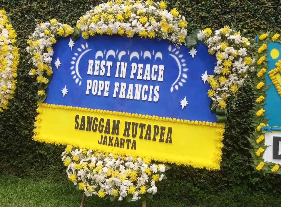 Karangan Bunga duka cita untuk Paus Fransiskus (Pope Francis atau Papa Fransiskus) di Kedutaan Besar Vatikan di Jakarta. (Foto ist)