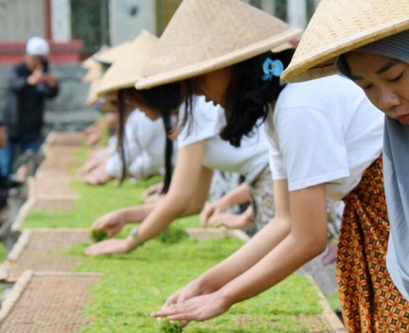 Mahasiswa Belajar Mengenal Tembakau Lembutan Khas Temanggung (Foto: Anindita Kusumastuti/Temanggungkab.go.id)