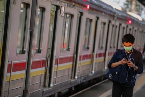 Penumpang Commuter Line