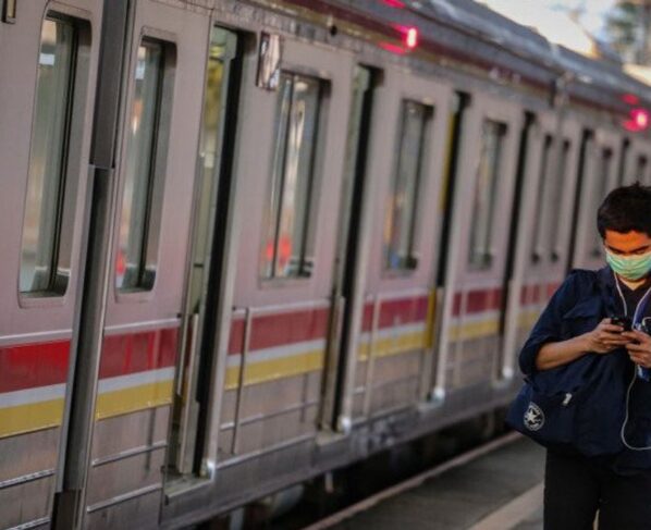 Penumpang Commuter Line