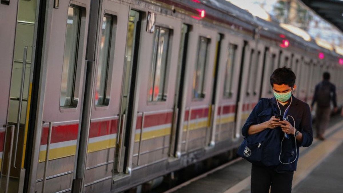 Penumpang Commuter Line