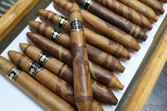 Pola unik cerutu pabrikan La Flor Dominicana, gambaran seorang penari eksotis—stipper. (Sumber: Cigaraficionado)